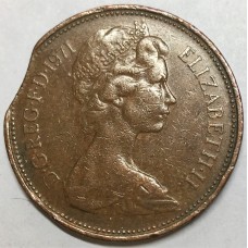 GREAT BRITAIN UK 1971 . TWO 2 PENCE . ERROR . CLIPPED PLANCHET